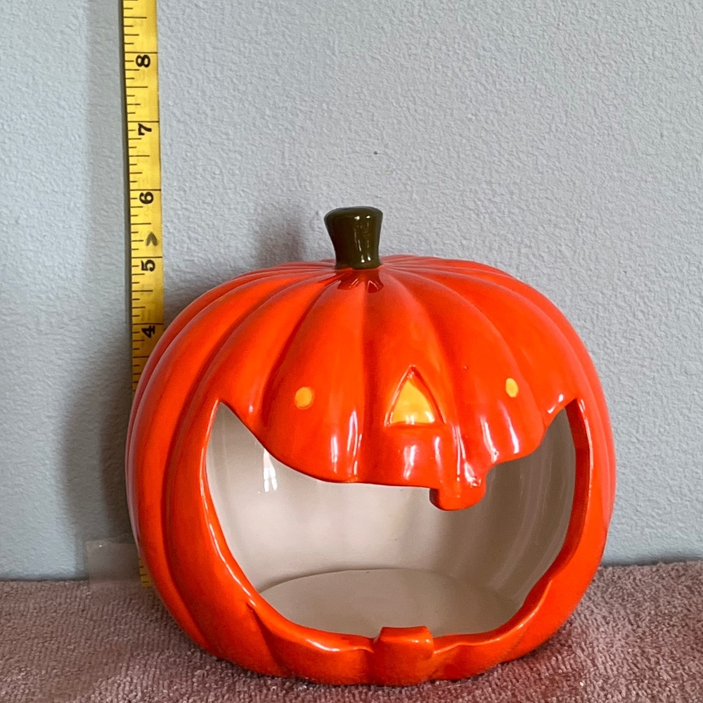 Selling a smiling orange pumpkin can put a sponge for dishes inside or candy.